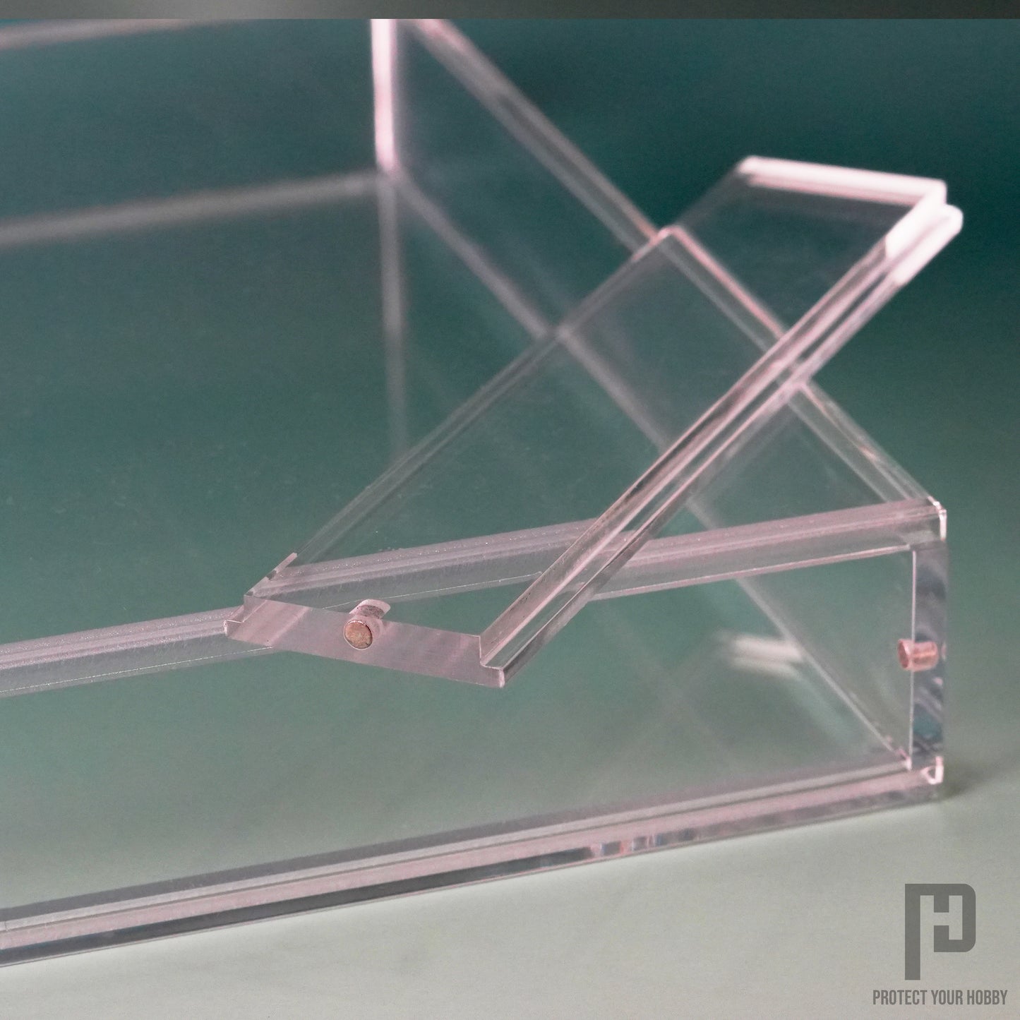 Detalle del cierre magnético de la caja protectora para NES