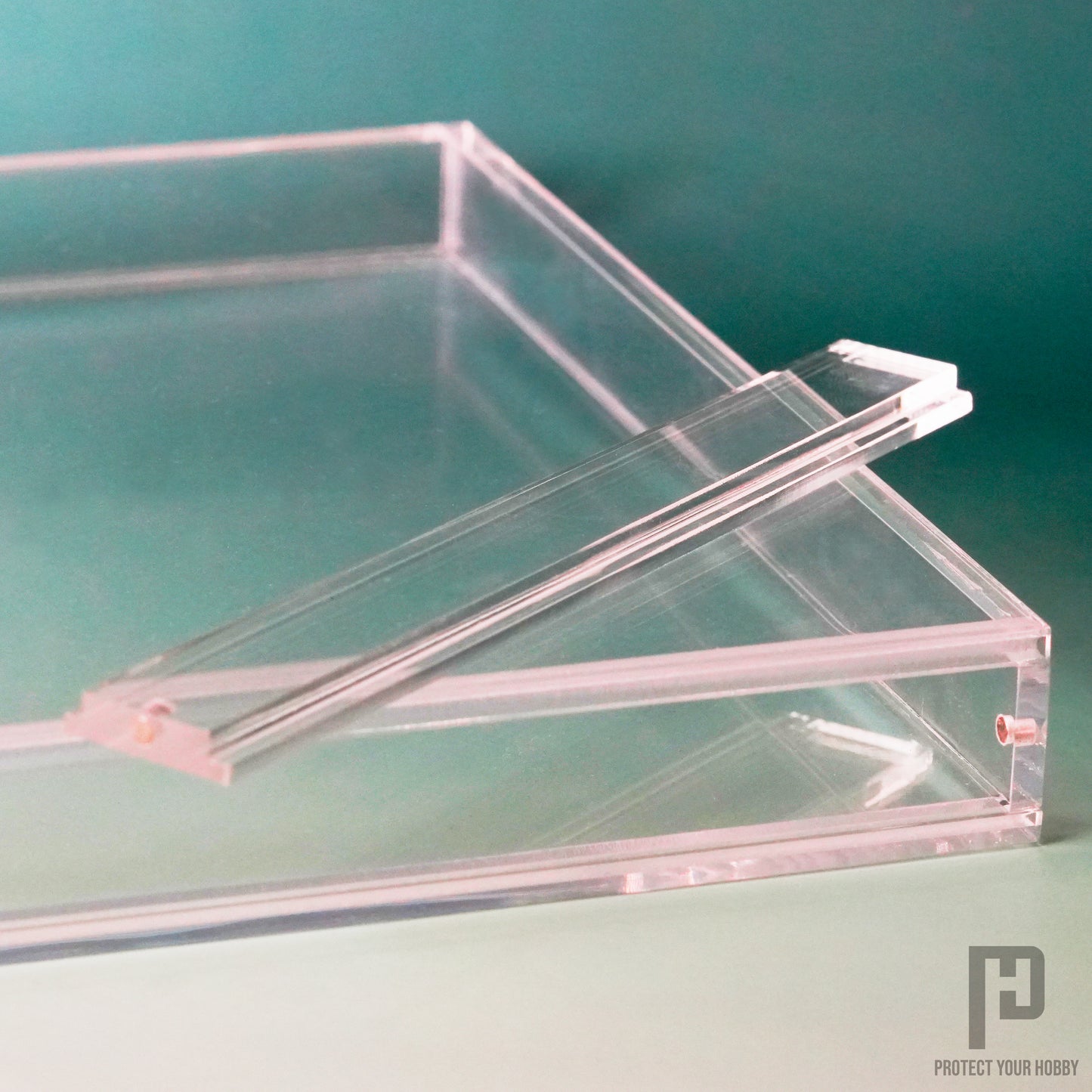 Detalle del cierre magnético de la caja protectora para videojuegos de sobremesa