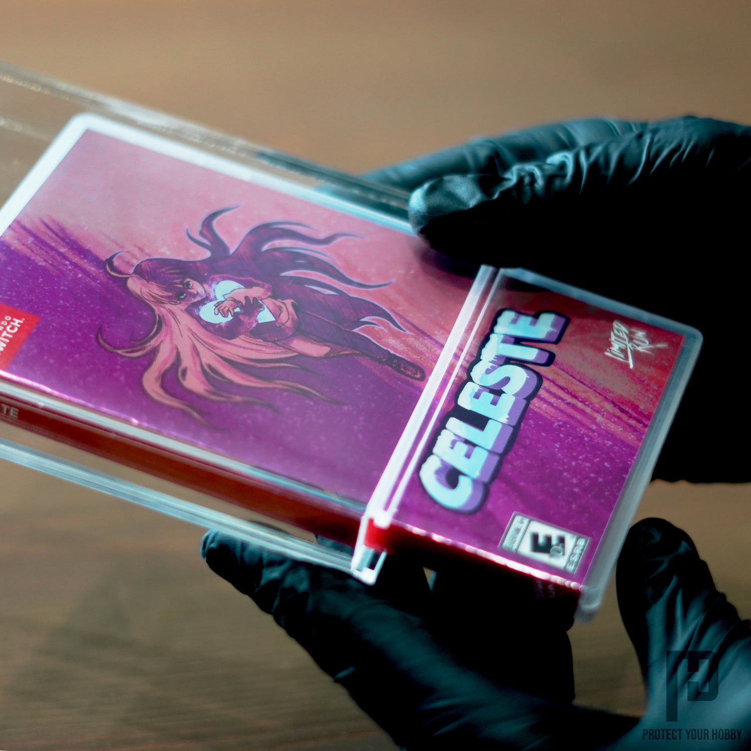 Caja protectora premium de metacrilato para videojuegos en edición física de Protect Your Hobby